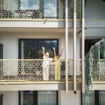 2 Kinder winken vom Balkon