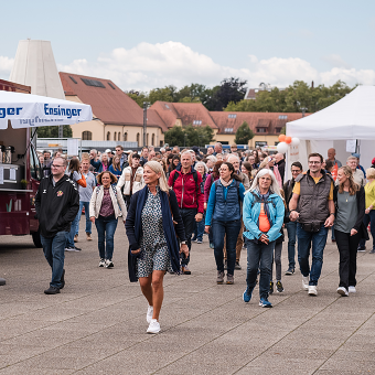 Einlass Menschen strömen herein