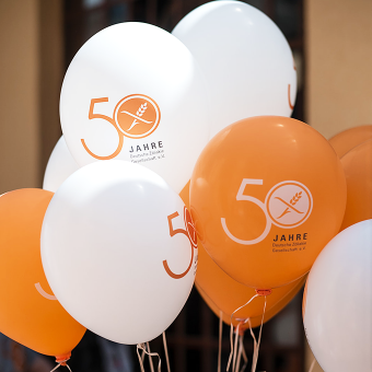 Luftballons mit 50 Jahre Logo