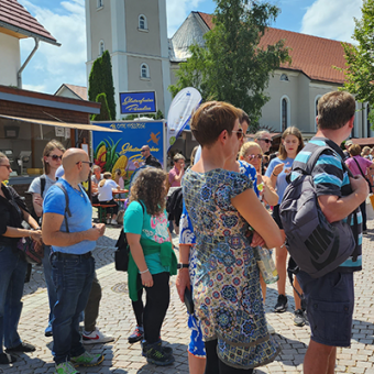 Viele Leute, die Schlange stehen