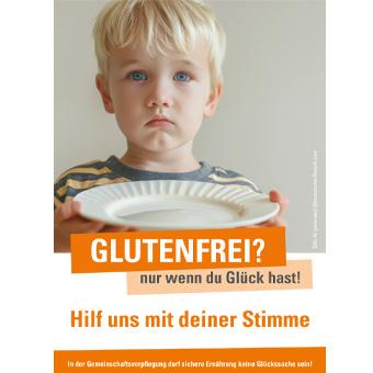 Kleiner Junge schaut traurig und hat einen leeren Teller