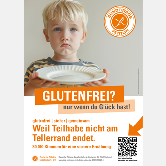 Kleiner Junge schaut traurig und streckt einen leeren Teller entgegen