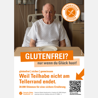 Ein alter Mann sitzt in einem Krankenhausbett und vor ihm ist ein leerer Teller auf dem Tablett