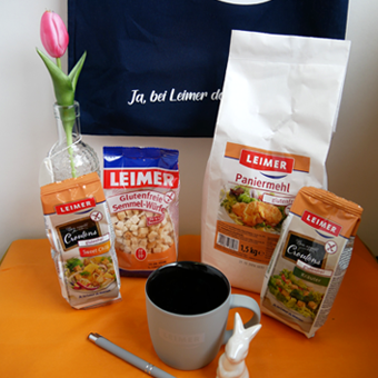 Paniermehl und Croutons, sowie eine Tasse, Beutel und Hase