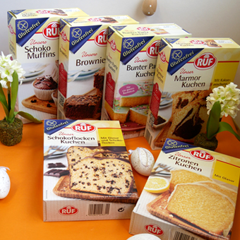 6 backmischungen von Ruf , dazwischen liegen Ostereier und rechts und links stehen Hyazinthen