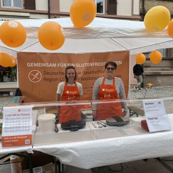 Kontaktpersonen verkaufen Waffeln beim Frühlingsmarkt in Schopfheim