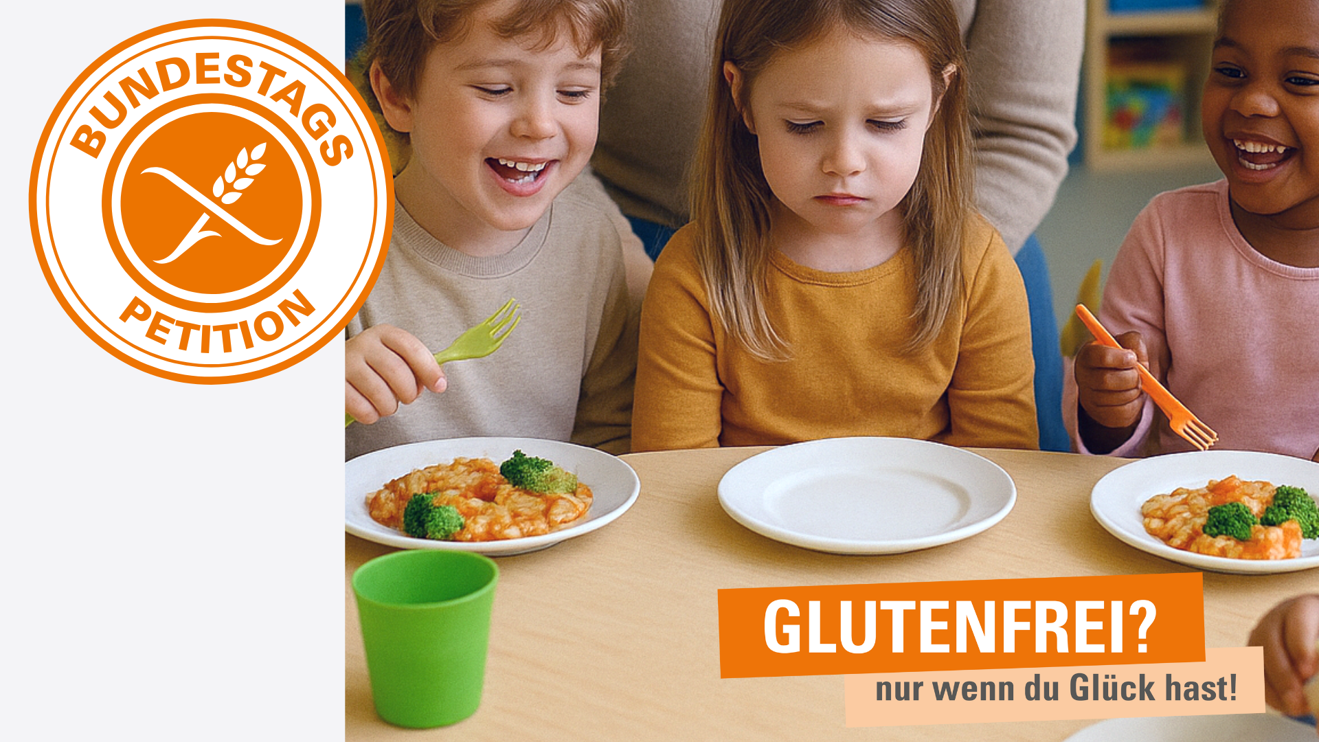 Kinder essen zusammen. In der Mitte sitz ein kleines Mädchen und schaut traurig auf ihren leeren Teller