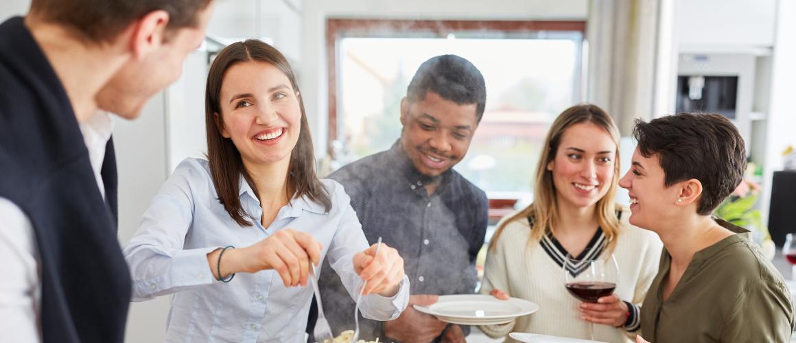 Fünf Menschen essen gemeinem Spaghetti