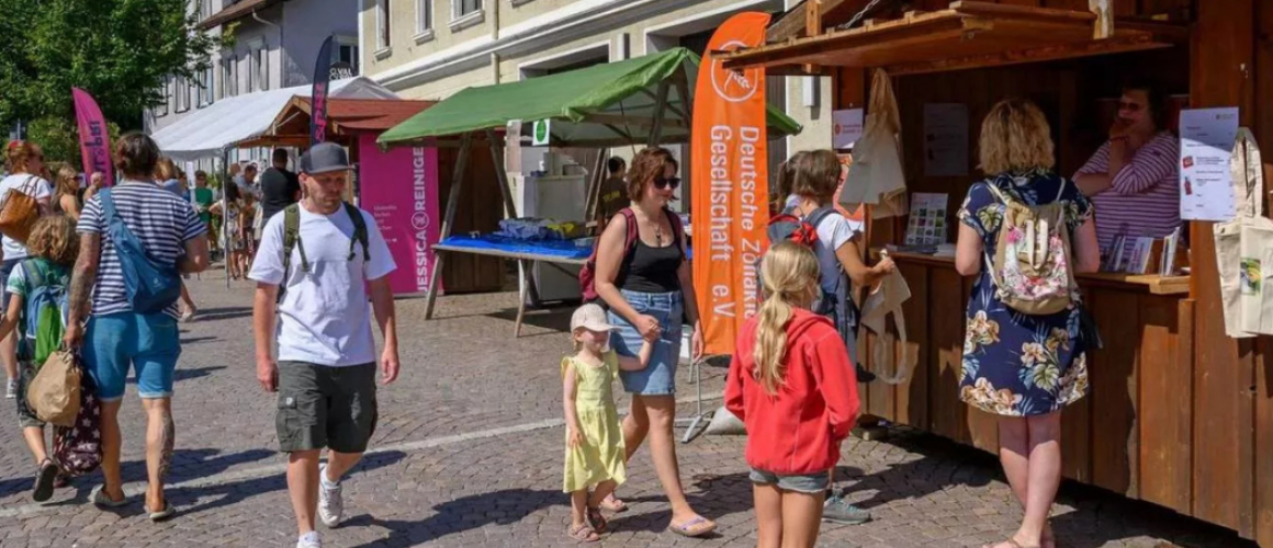 Scheidegger Glutenfrei-Markt Marktstände mit DZG Flagge in Scheidegg und viele Besucher