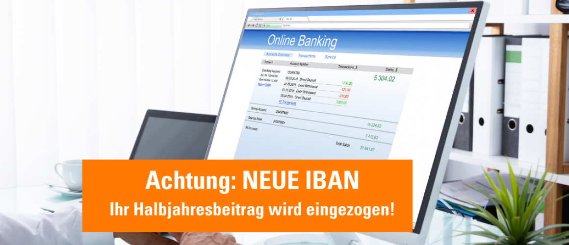Ein Computer mit dem Screen Online Banking und einem Hinweis in Orange, dass sich die Iban geändert hat und der Halbjahresbeitrag jetzt eingezogen wird.