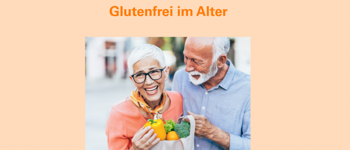 ein lächelndes älteres Paar mit einer Einkaufstüte voll mit Gemüse