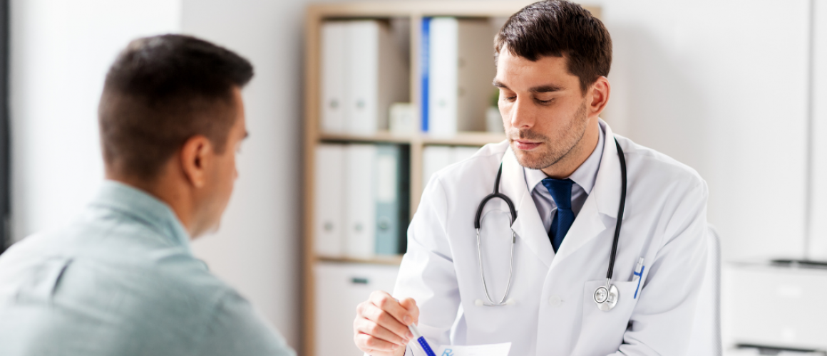 Arzt mit Patient im Sprechzimmer