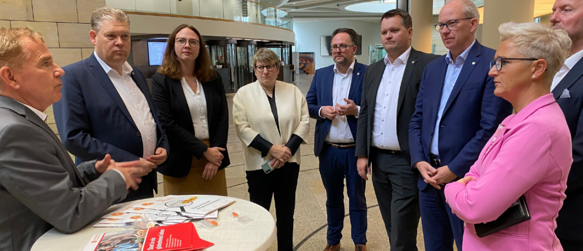 Vorstand Herr Höckel im Gespräch mit acht Abgeordnete im NRW-Landtag