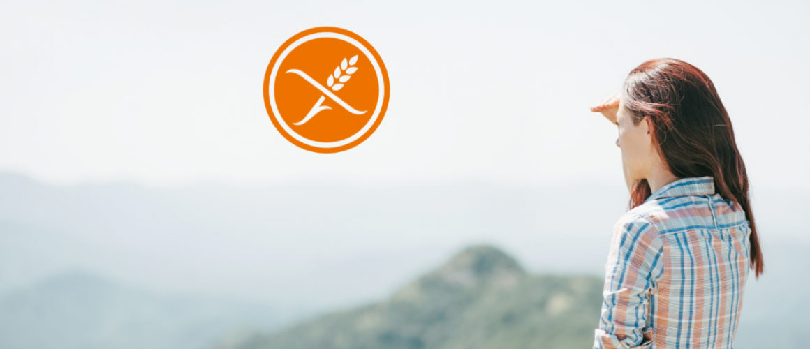 Frau die in die ferne schaut und unser Logo mit der durchgestrichenen Ähre am Horizont sieht