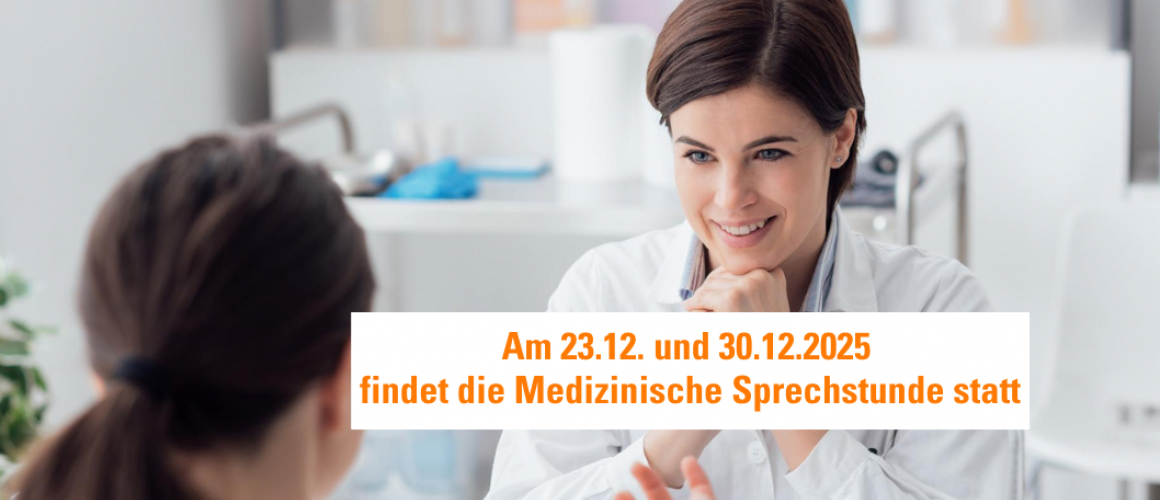 Ärztin am schreibtisch in ihrer Praxis vor ihr sitzt eine Patientin