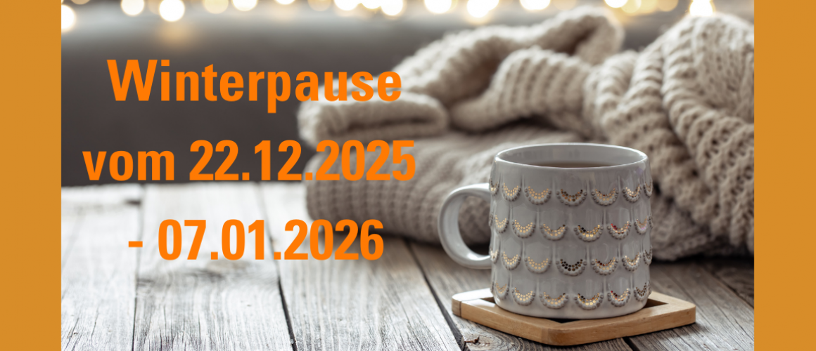 Tisch mit kuscheligenm SWolldecke und Teetasse darüber steht winterpause vom 22.12.25- 07.01.26
