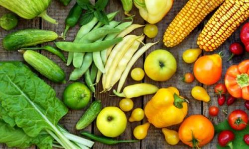 Abbildung Ernährung Leckere Früchte und Gemüse in Regenborgefarben