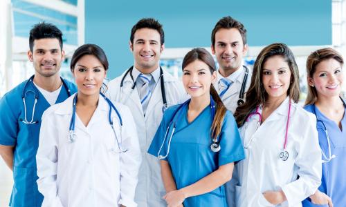 Gruppenbild von Ärzten und Pflegefpersonal