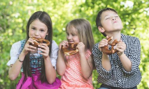 Kinder essen Brezel