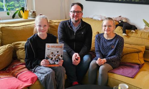 Merle (links) und Malin mit dem Abgeordneten Matthias Eggers