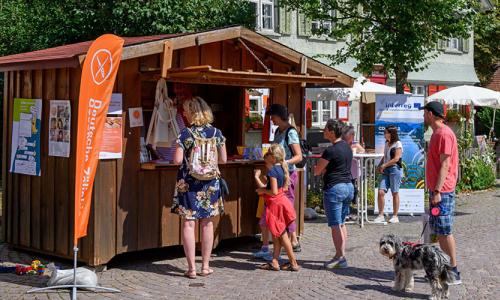 Scheidegg Glutenfrei-Markt Marktstand mit Besuchern 