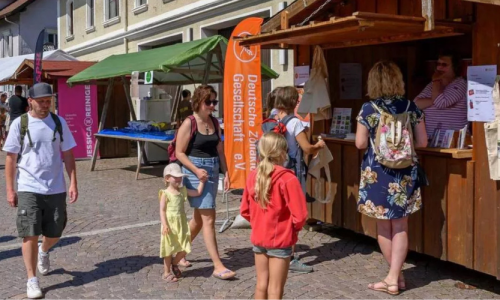 Marktstände mit DZG Flagge in Scheidegg und viele Besucher