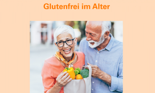 ein lächelndes älteres Paar mit einer Einkaufstüte voll mit Gemüse