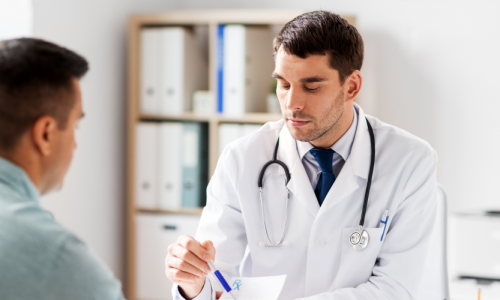 Arzt mit Patient im Sprechzimmer