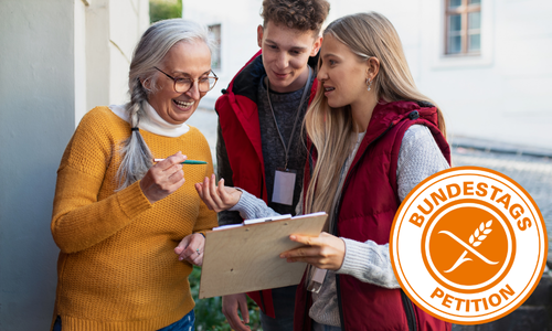 2 Jugendliche lassen eine ältere Frau unterschreiben darunter rechts das Petitionslogo