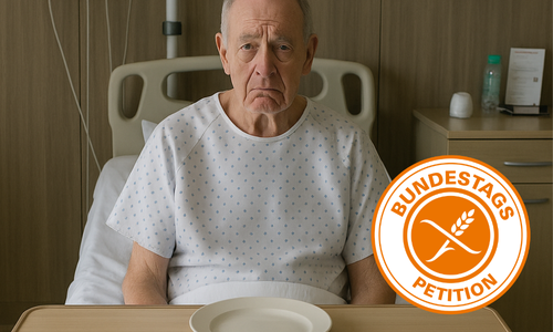 Alter Mann sitzt im Krankenhausbett- vor ihm ein leerer Teller