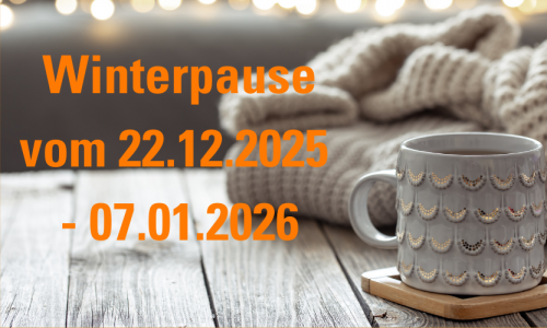 Tisch mit kuscheligenm SWolldecke und Teetasse darüber steht winterpause vom 22.12.25- 07.01.26