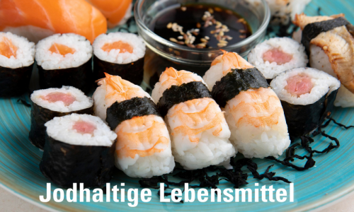 Türkisfarbener Teller mit vielen Sushirollen mit Algenblättern und Fisch- darunter steht Jodhaltige Lebensmittel