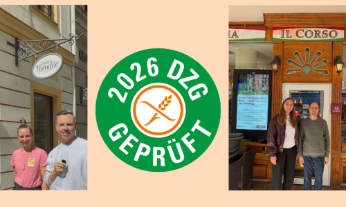 Collage auf beigem Hintergrund: Links drei Personen vor einem Café („Paradiso“), mittig ein rundes grünes Siegel mit der Aufschrift „2026 DZG geprüft“, rechts zwei Personen vor dem Restaurant „Il Corso“.