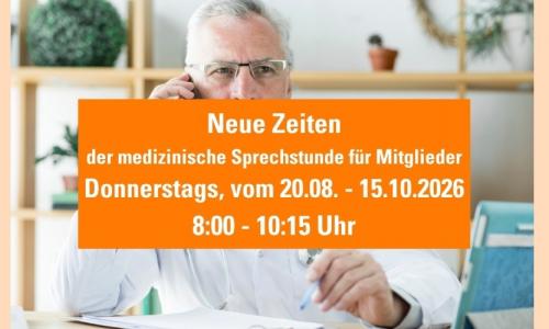 Arzt am Telefon mit orangenem Balken, auf dem steht, dass sich die Zeiten Donnerstags der medizinischen Sprechstunde für Mitglieder vom 20.08.- 15.10. ändert. Sie ist in dieser Zeit von 8:00 - 10:15 Uhr